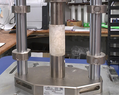 Испытания на одноосное сжатие образца каменной соли на установке 100 кН